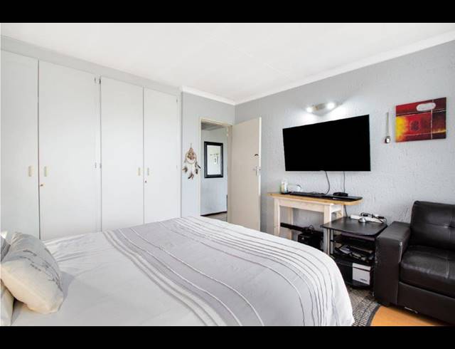 2 BEDROOM APARTMENT FOR SALE IN FOURWAYS GARDENS